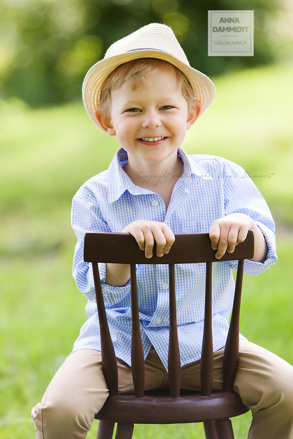 Valokuva pojasta istumassa tuolilla