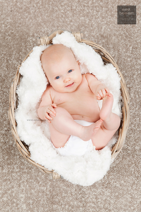 Vauvakuvat-kolmekuinen-valokuvaaja-Anna-Dammert