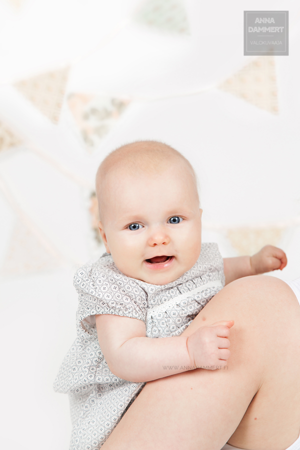 Äiti-ja-vauva-valokuvaus-Espoo-valokuvaaja-Anna-Dammert