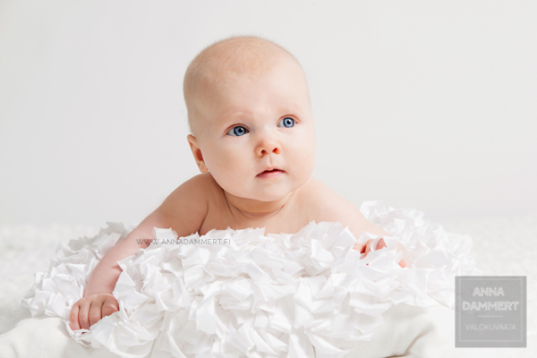 Kolme-kk-vauvakuvaus-Espoo-valokuvaaja-Anna-Dammert