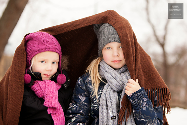 Talvella-ulkona-otettu-sisarusten-muotokuva-valokuvaaja-Anna-Dammert