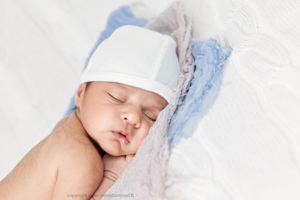 10 päivää vanha vauva nukkuu hattu päässä