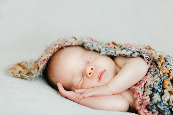 Nukkuva-vastasyntyneen-valokuvaus-ammattikuvaaja-kuvaus-kotona