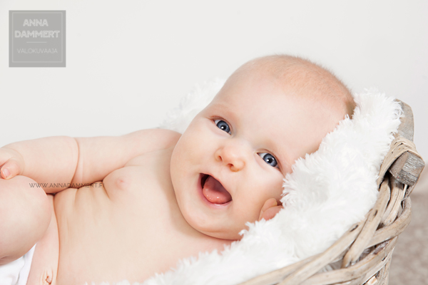 Vauvakuvaus-Espoo-valokuvaaja-Anna-Dammert