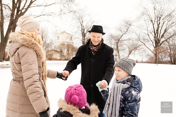 Perhekuvaus-Helsinki-valokuvaaja-Anna-Dammert-ulkokuvaus-talvella