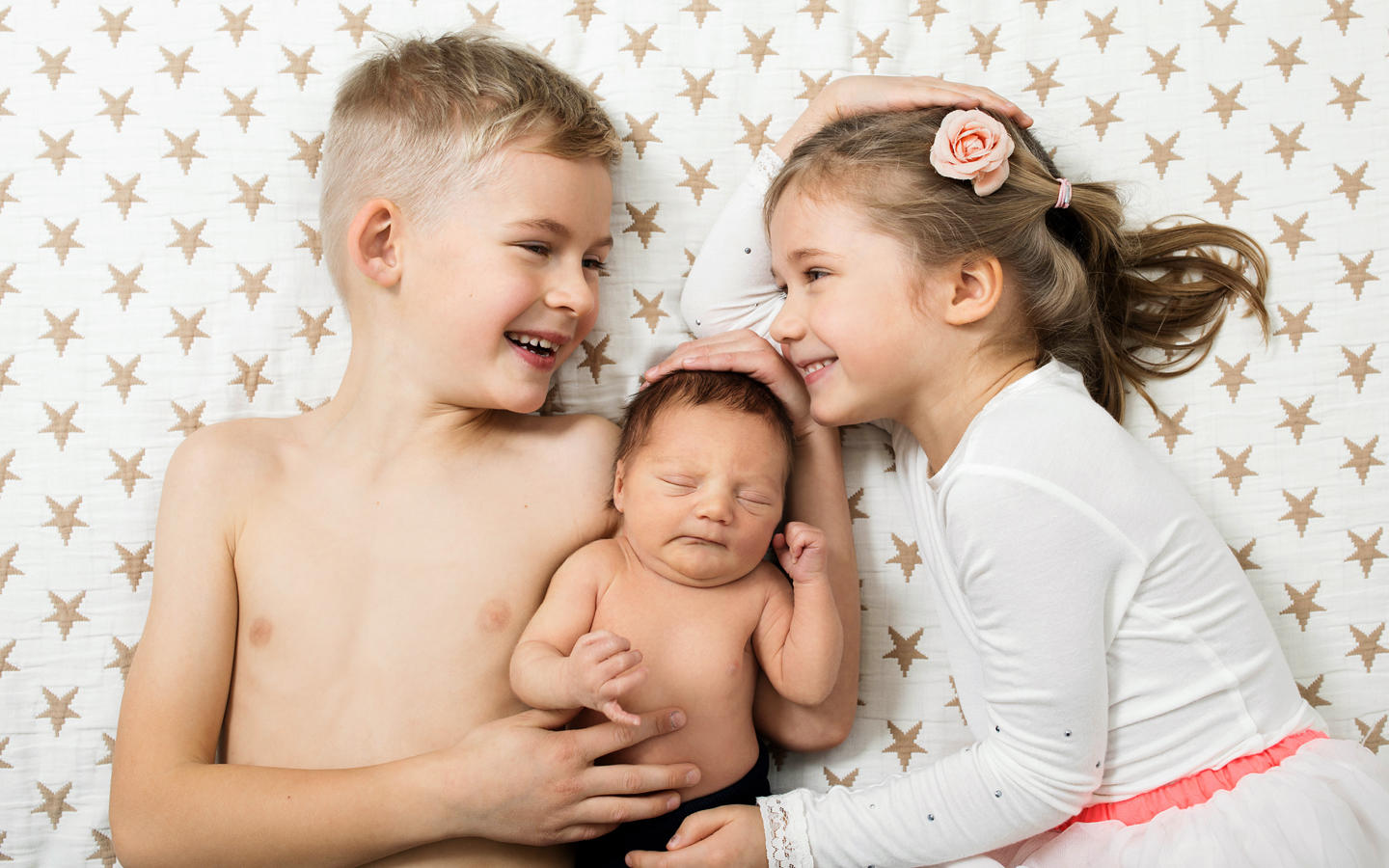 Pieni-vauva-ja-sisarukset-kotona-lähekkäin-valokuvaaja-Anna-Dammert