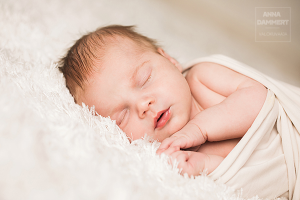 Vauvan-nukahtaminen-uni-Vastasyntynyt-vauva-nukkuu-sikeästi